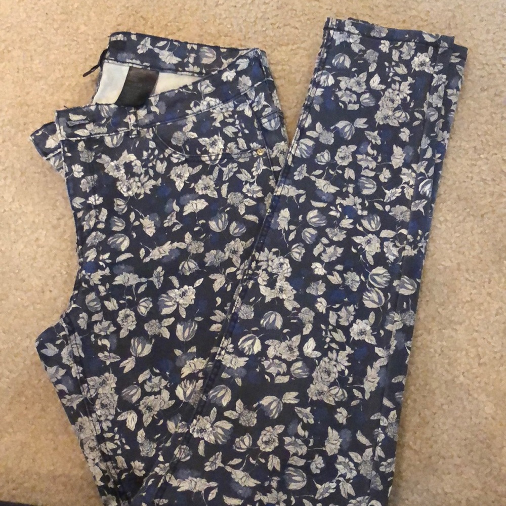 Barely worn floral jeggings! Stretchy and comfy.